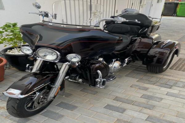 triglide,2011 model,13,479 miles,vance&hince; exaust,16 inch handle bar,custom flame covers,chrome ,floor boards,genuine harley davidson gps,103 cubic engine,6 speedswitches